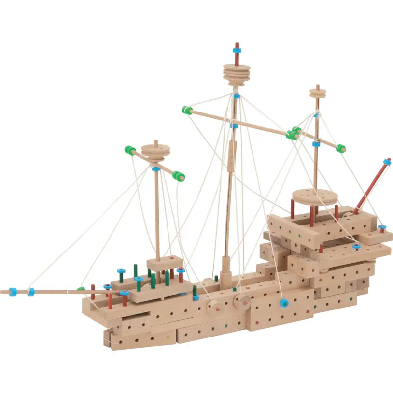 Kind baut mit dem Holzbaukasten Matador E717 00982108 ein Modell nach Anleitung