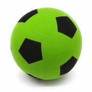 Kind spielt mit Schaumstoffball alldoro gelb 63103 drinnen und draußen