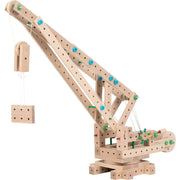Kind baut Fahrzeug mit dem Matador E407 Holzbaukasten 82 Modelle