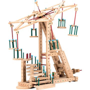Kind baut ein Fahrzeug mit dem Matador E717 Holzbaukasten 97 Modelle