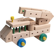 Kind baut mit dem Matador M175 Holzbaukasten 78 Modelle ein Fahrzeug nach Anleitung