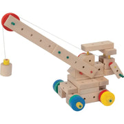 Kind baut ein Fahrzeug mit dem Matador M263 Holzbaukasten 93 Modelle