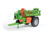 Amazone UX5200 Anhängespritze Bruder angekuppelt an Bruder-Traktor im Einsatz