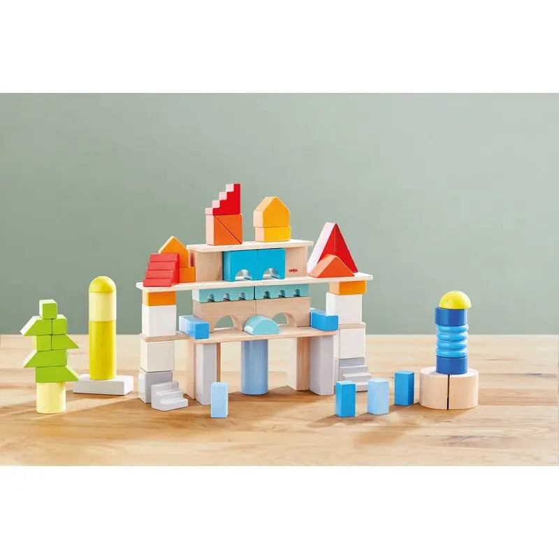 Bunte Holzbausteine in verschiedenen Formen aus dem HABA Basis Bunt Set Mittel