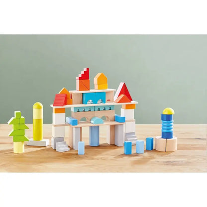 Bunte Holzbausteine in verschiedenen Formen aus dem HABA Basis Bunt Set Mittel