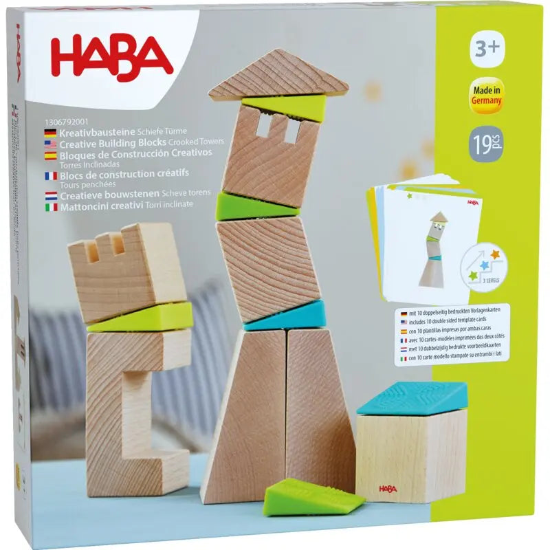 Kind stapelt Holzbausteine mit bunten Silikonkeilen – HABA Kreativbausteine Balance & Baukunst