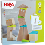 Kind baut Turm mit HABA Kreativbausteinen Balance und Baukunst nach Vorlagekarte