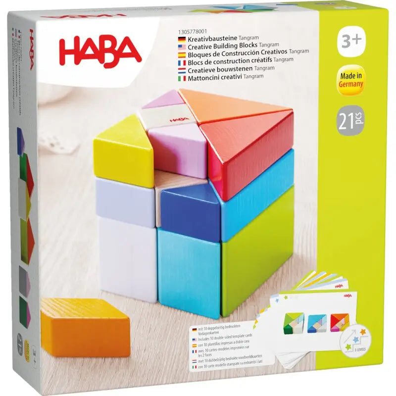 Kind legt Figuren mit dem HABA Kreativbausteine Tangram-Set auf dem Tisch