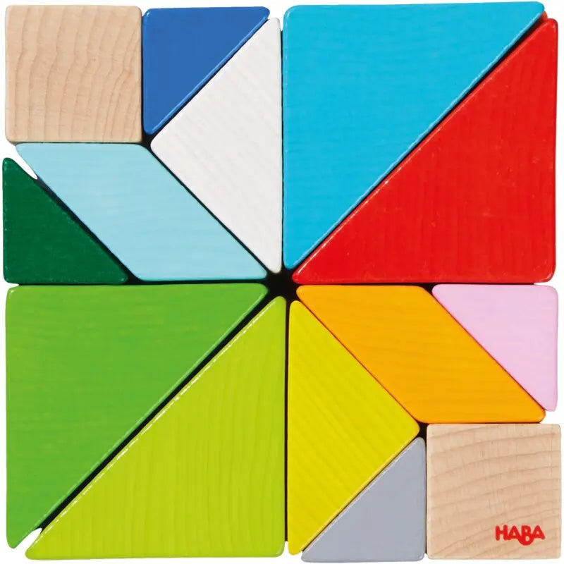 Detailansicht der bunten Holzbausteine und doppelseitigen Vorlagekarten des Sets