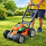 Detailansicht des Husqvarna AWD Spielzeug-Rasenmähers aus robustem Kunststoff
