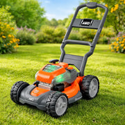 Kind schiebt den Husqvarna AWD Spielzeug-Rasenmäher im Garten