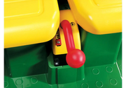 Kind fährt auf dem Peg-Perego John Deere Gator HPX OR0060 im Garten