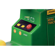 Kleinkind fährt den Peg-Perego John Deere Mini Traktor IGED1176 im Garten