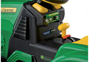 Kind fährt den Peg-Perego John Deere Ground Force Traktor OR0047 im Garten
