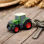 Fendt 939 Vario Schlüsselanhänger Universal Hobbies in der Hand – Größenvergleich