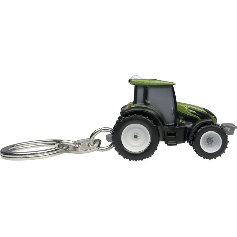 Schlüsselanhänger Valtra G135 Metallic Grün Universal Hobbies – detailgetreue Traktor-Miniatur